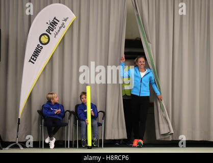 Amburgo, Germania. Xvi Nov, 2016. Il primo mondo classificato giocatore di tennis, Angelique Kerber arriva a una novità corrispondono ad Amburgo, Germania, 16 novembre 2016. Foto: Christian Charisius/dpa/Alamy Live News Foto Stock