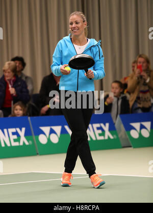 Amburgo, Germania. Xvi Nov, 2016. Il primo mondo classificato giocatore di tennis, Angelique Kerber, sta giocando a tennis con una padella ad Amburgo, Germania, 16 novembre 2016. Foto: Christian Charisius/dpa/Alamy Live News Foto Stock