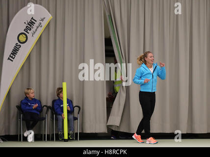 Amburgo, Germania. Xvi Nov, 2016. Il primo mondo classificato giocatore di tennis, Angelique Kerber arriva a una novità corrispondono ad Amburgo, Germania, 16 novembre 2016. Foto: Christian Charisius/dpa/Alamy Live News Foto Stock