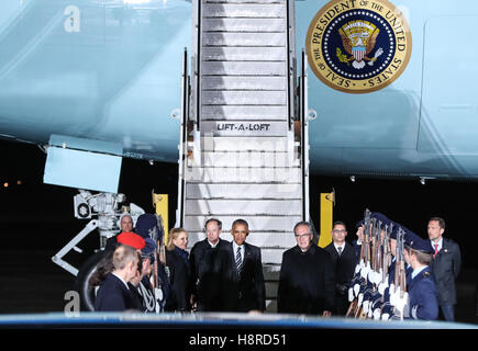 Berlino, Germania. Xvi Nov, 2016. Stati Uniti Il presidente Barack Obama (C) arriva dall'aeroporto Tegel di Berlino, la capitale della Germania, nov. 16, 2016. Stati Uniti Il presidente Barack Obama è arrivato a Berlino il mercoledì e incontrerà il Cancelliere tedesco Angela Merkel il giovedì. Credito: Shan Yuqi/Xinhua/Alamy Live News Foto Stock