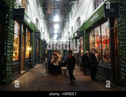 Londra, Inghilterra, Regno Unito. Xvi Nov, 2016. Un host di turisti navigando intorno a Covent Garden Mercatini di Natale a Londra, Regno Unito. Credito: Vedere Li/Alamy Live News Foto Stock