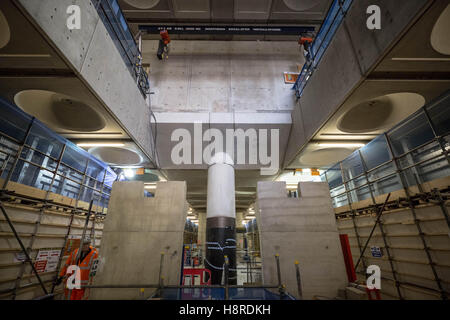 Londra, Regno Unito. 16 Novembre, 2016. La stazione di Paddington Crossrail linea metropolitana. La costruzione continua sulla superficie. Credito: Guy Corbishley/Alamy Live News Foto Stock