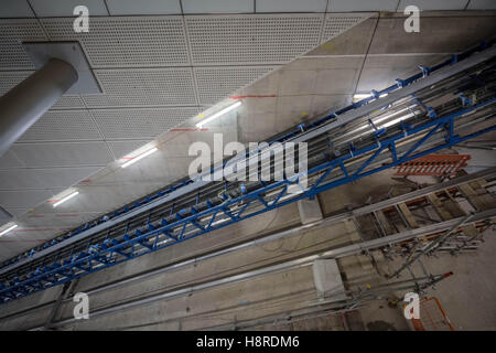 Londra, Regno Unito. 16 Novembre, 2016. Crossrail prosegue la costruzione. Stazione di Tottenham Court Road. Escalator principale albero è installato Credito: Guy Corbishley/Alamy Live News Foto Stock