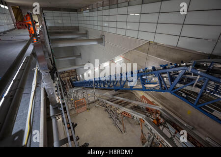 Londra, Regno Unito. 16 Novembre, 2016. Crossrail prosegue la costruzione. Stazione di Tottenham Court Road. Escalator principale albero è installato Credito: Guy Corbishley/Alamy Live News Foto Stock