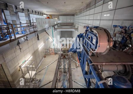 Londra, Regno Unito. 16 Novembre, 2016. Crossrail prosegue la costruzione. Stazione di Tottenham Court Road. Escalator principale albero è installato Credito: Guy Corbishley/Alamy Live News Foto Stock