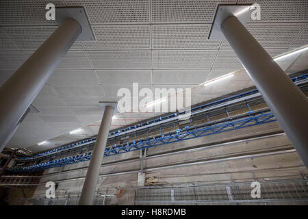 Londra, Regno Unito. 16 Novembre, 2016. Crossrail prosegue la costruzione. Stazione di Tottenham Court Road. Escalator principale albero è installato Credito: Guy Corbishley/Alamy Live News Foto Stock