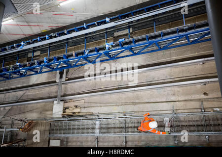 Londra, Regno Unito. 16 Novembre, 2016. Crossrail prosegue la costruzione. Stazione di Tottenham Court Road. Escalator principale albero è installato Credito: Guy Corbishley/Alamy Live News Foto Stock