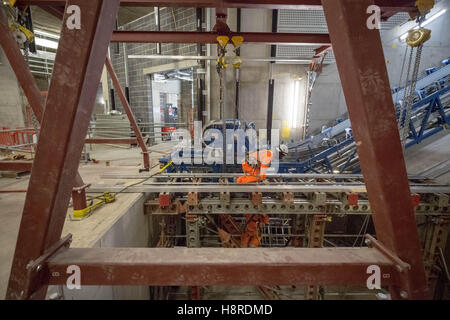 Londra, Regno Unito. 16 Novembre, 2016. Crossrail prosegue la costruzione. Stazione di Tottenham Court Road. Escalator principale albero è installato Credito: Guy Corbishley/Alamy Live News Foto Stock