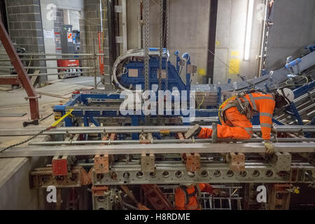 Londra, Regno Unito. 16 Novembre, 2016. Crossrail prosegue la costruzione. Stazione di Tottenham Court Road. Escalator principale albero è installato Credito: Guy Corbishley/Alamy Live News Foto Stock