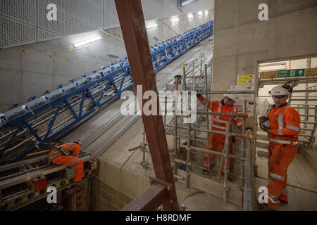 Londra, Regno Unito. 16 Novembre, 2016. Crossrail prosegue la costruzione. Stazione di Tottenham Court Road. Escalator principale albero è installato Credito: Guy Corbishley/Alamy Live News Foto Stock