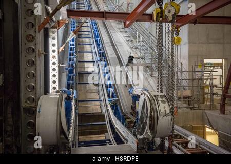 Londra, Regno Unito. 16 Novembre, 2016. Crossrail prosegue la costruzione. Stazione di Tottenham Court Road. Escalator principale albero è installato Credito: Guy Corbishley/Alamy Live News Foto Stock