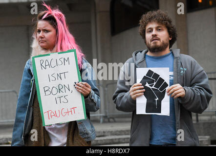 Philadelphia, Pennsylvania, USA. Xvi Nov, 2016. La giustizia sociale i manifestanti nella parte anteriore della polizia di Filadelfia sede in Philadelpha Pa Credito: Ricky Fitchett/ZUMA filo/Alamy Live News Foto Stock