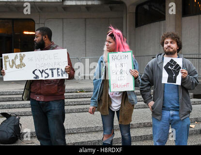 Philadelphia, Pennsylvania, USA. Xvi Nov, 2016. La giustizia sociale i manifestanti nella parte anteriore della polizia di Filadelfia sede in Philadelpha Pa Credito: Ricky Fitchett/ZUMA filo/Alamy Live News Foto Stock