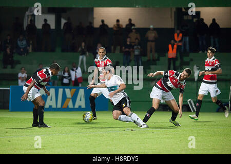 Curitiba, Brasile. Xvi Nov, 2016. Kleber Coritiba. Coritiba e Santa Cruz corrispondono valido per la trentacinquesima gara di campionato nel Couto Pereira stadium di Curitiba. © Guilherme Artigas/FotoArena/Alamy Live News Foto Stock