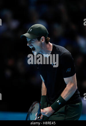 Londra, Gran Bretagna. Xvi Nov, 2016. Andy Murray della Gran Bretagna reagisce nel gruppo corrispondono con Kei Nishikori del Giappone all'2016 ATP World Tour Final di O2 in London, Gran Bretagna, su nov. 16, 2016. Andy Murray ha vinto 2-1. Questa partita è stata la più lunga best-of-tre insiemi corrispondono (3 ore e 20 minuti) in ATP World Tour Finals dal 1991 quando i tempi sono stati per la prima volta registrata. © Han Yan/Xinhua/Alamy Live News Foto Stock