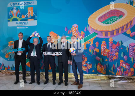 (161117) -- BUDAPEST, nov. 17, 2016 (Xinhua) -- Aleksander Ceferin (C), Presidente UEFA dalla Slovenia, Presidente ungherese della Football Association Sandor Csanyi (2R), e il sindaco di Budapest Istvan Tarlos (2 L) posa per una foto con ex giocatori ungheresi Roland Juhasz (1L) e Antal Dunai (1R) durante un evento per scoprire il logo della città ospitante di Budapest per la UEFA EURO 2020 a Budapest, Ungheria, su nov. 16, 2016. Budapest il logo incorpora il Ponte della Catena, uno di Budapest più famosi punti di riferimento. UEFA EURO 2020 si terrà in 13 diverse città europee. (Xinhua/att Foto Stock