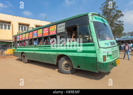 Il trasporto con autobus in Ooty, India, in un garage. Foto Stock