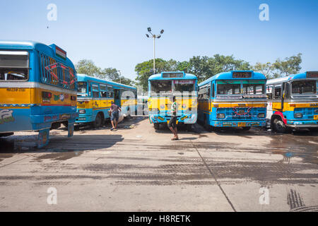 Il trasporto con autobus in Ooty, India, in un garage. Foto Stock