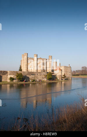 Un inizio inverno mattina attraverso il fossato a Leeds Castle nel Kent Foto Stock