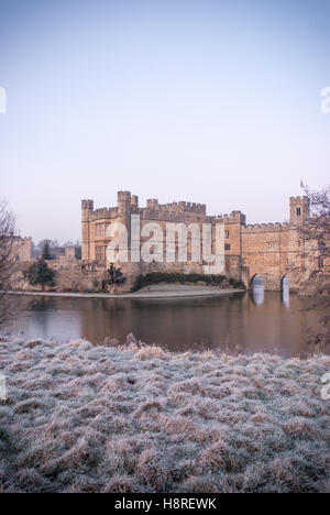 Un inizio inverno mattina attraverso il fossato a Leeds Castle nel Kent Foto Stock