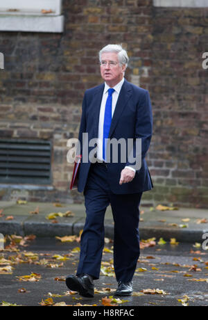 Michael Fallon,il Segretario di Stato per la difesa,arriva al numero 10 di Downing Street per una riunione del gabinetto Foto Stock