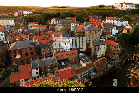 Roxby Beck corre attraverso il vecchio villaggio di pescatori di Staithes sulla North Yorkshire coast Foto Stock