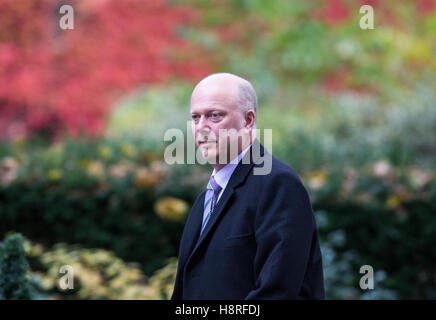 Chris Grayling,segretario di Stato dei trasporti,al 10 di Downing Street per Theresa Maggio la prima riunione del gabinetto Foto Stock