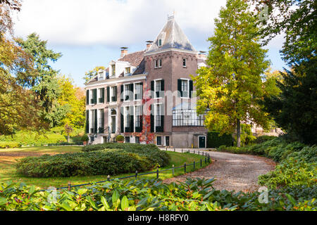 Parte anteriore del manor estate Boekesteyn con vialetto in autunno, 's Graveland, Paesi Bassi Foto Stock