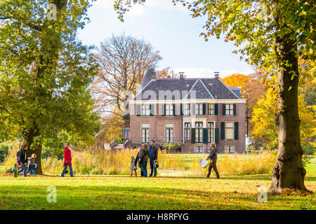 Per coloro che godono di sole sui giorni di autunno nel parco della station wagon Boekesteyn, 's Graveland, Paesi Bassi Foto Stock