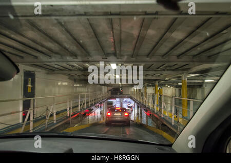 Coda di auto in uscita dal traghetto Foto Stock