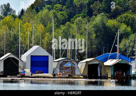 Rimessaggio barche capannoni a un dock sulla signora Smith Harbour sulla isola di Vancouver British Columbia Canada Foto Stock