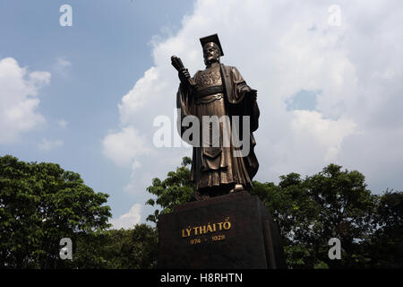 Statua di Ly Thai, Annam imperatore che regnò dal 1009 al 1028 AD. Foto Stock