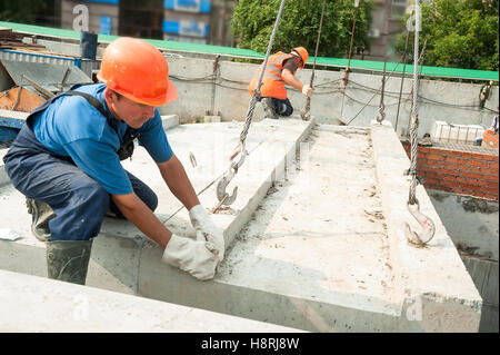 Costruttori lavorando su casa residenziale costruzione Foto Stock