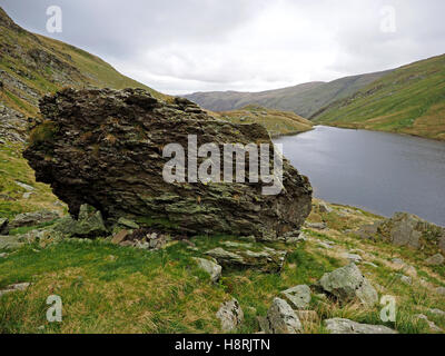 Giant boulder su pendii sopra acqua piccola Mardale sulla salita di Nan Bield pass e High Street Lake District Cumbria Regno Unito Foto Stock