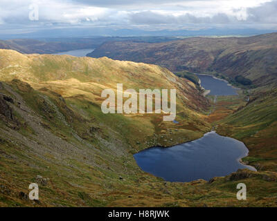Vista da Nan Bield passano sulla salita di High Street Lake District Cumbria guardando verso il basso sulla piccola acqua e Scafell in Mardale Foto Stock