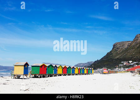 Sud Africa, Western Cape, Cape Town, pittoresca spiaggia di capanne di Muizenberg Beach Foto Stock