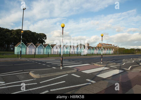 Attraversamento pedonale con spiaggia capanne in background Foto Stock