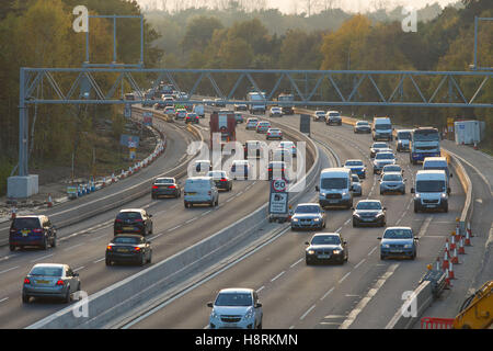 Auto, furgoni e camion viaggiano attraverso un 50mph zona in lavori stradali lungo la M3 nel Surrey, Inghilterra, Gran Bretagna. Foto Stock