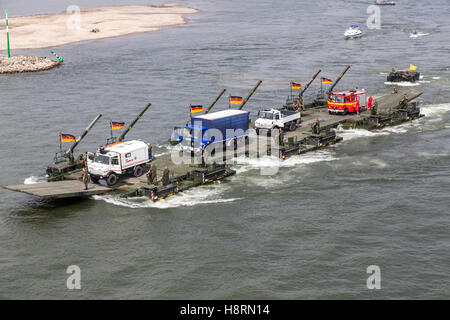 Presentazione pubblica delle forze armate tedesche, tedesco forze armate, a Düsseldorf, Germania, traghetto sul fiume, ingegneri, Foto Stock