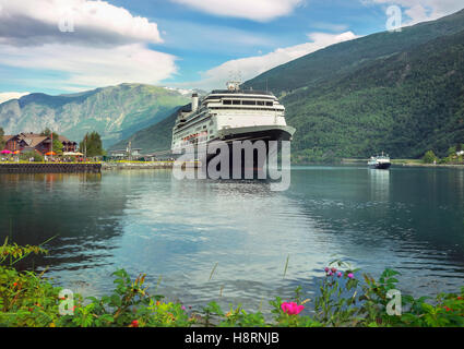 Nave da crociera nel porto Flam. Aurlandsfjord, Norvegia Foto Stock