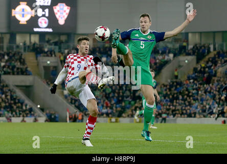 La Croazia ha Andrej Kramaric (sinistra) e in Irlanda del Nord la Jonny Evans (a destra) battaglia per la sfera durante l'amichevole internazionale al Windsor Park di Belfast. Foto Stock