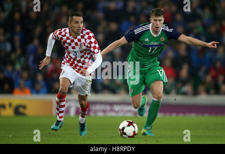 La Croazia ha Marin Leovac (sinistra) e in Irlanda del Nord la Paddy McNair (destra) battaglia per la sfera durante l'amichevole internazionale al Windsor Park di Belfast. Foto Stock