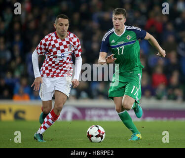 La Croazia ha Marin Leovac (sinistra) e in Irlanda del Nord la Paddy McNair (destra) battaglia per la sfera durante l'amichevole internazionale al Windsor Park di Belfast. Foto Stock