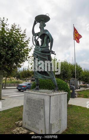 Statua di un venditore di pesce Panchonera per le strade di Laredo, Cantabria, Spagna, Europa Foto Stock