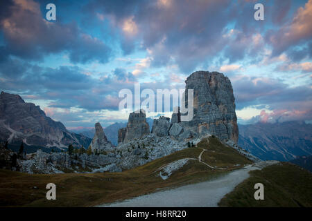 Twilight oltre le Cinque Torri, montagne dolomitiche, Belluno, Veneto, Italia Foto Stock