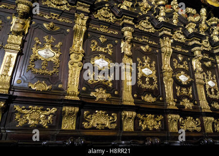 Bancarelle di coro ornate presso la cattedrale sé Catedral de Braga a Braga, Minho, Portogallo, Europa Foto Stock