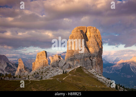 Sera La luce del sole sulle Cinque Torri, montagne dolomitiche, Belluno, Veneto, Italia Foto Stock