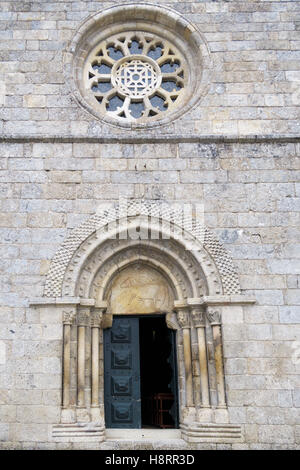 La Chiesa di Fontarcada aka Igreja Matriz de Fontarcada chiesa monastica romanica a Lanhoso, Minho, Portogallo, Europa Foto Stock