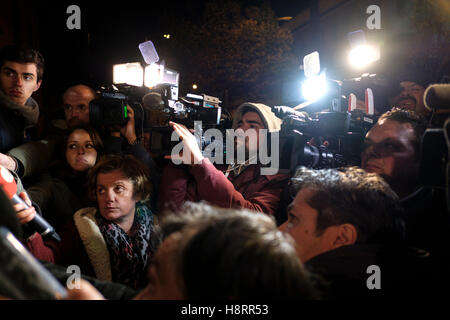 News cameramen che copre un evento di notte Foto Stock