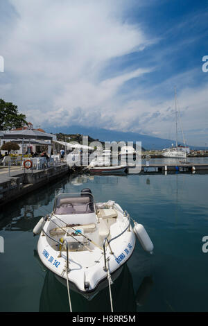 Piccola barca a motore ormeggiata ad un molo a Platamonas, Pieria, Grecia, Europa Foto Stock